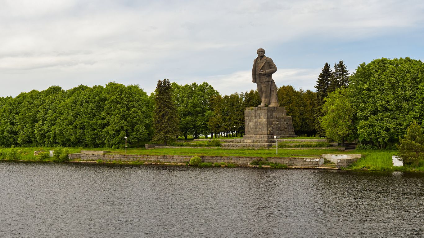 Зачем РФ восстанавливает памятники на занятых территориях?
